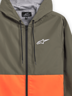 Chaqueta cortavientos Speeder de Alpinestars, cortavientos ligero con capucha, diseño de bloques de color en naranja militar y verde, logotipo blanco de Alpinestars en el pecho, capucha forrada de malla con cordones negros, ropa deportiva casual