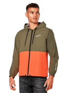 Alpinestars Speeder Windbreaker Jacket, chaqueta cortavientos ligera con capucha, naranja militar y verde oliva, diseño de bloques de color con logotipo blanco en el pecho y la manga, prenda de abrigo casual inspirada en el motociclismo