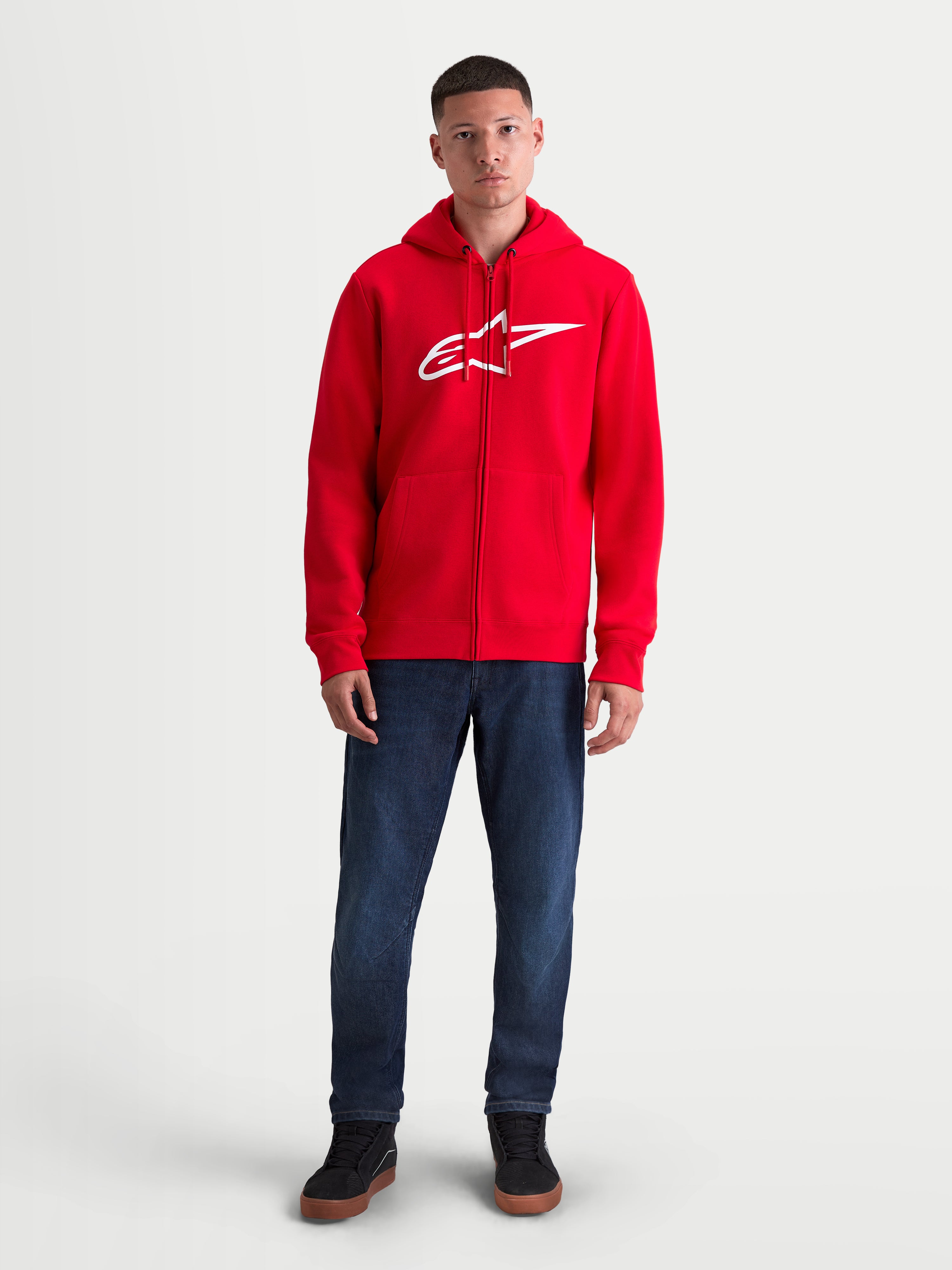 Alpinestars sudadera con capucha Ageless Zip V3, ropa deportiva para hombre, roja y blanca, con logotipo Astars blanco en el pecho, cremallera frontal oculta y puños acanalados, vista frontal en modelo