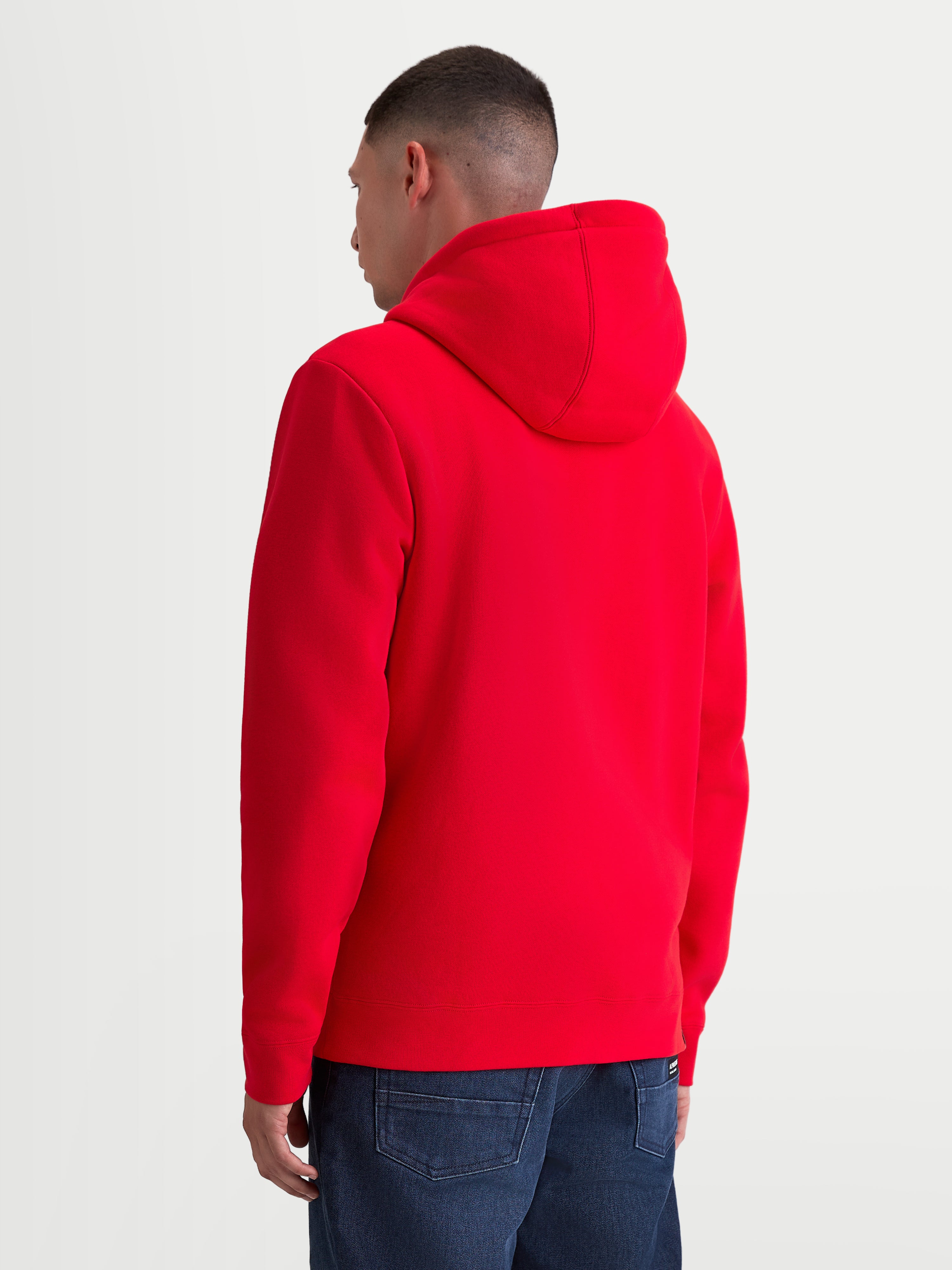 Alpinestars Sudadera con capucha Ageless Zip V3, sudadera de forro polar roja para hombre, vista trasera sobre modelo, con capucha y dobladillo acanalado, ropa deportiva para fans del motorsport