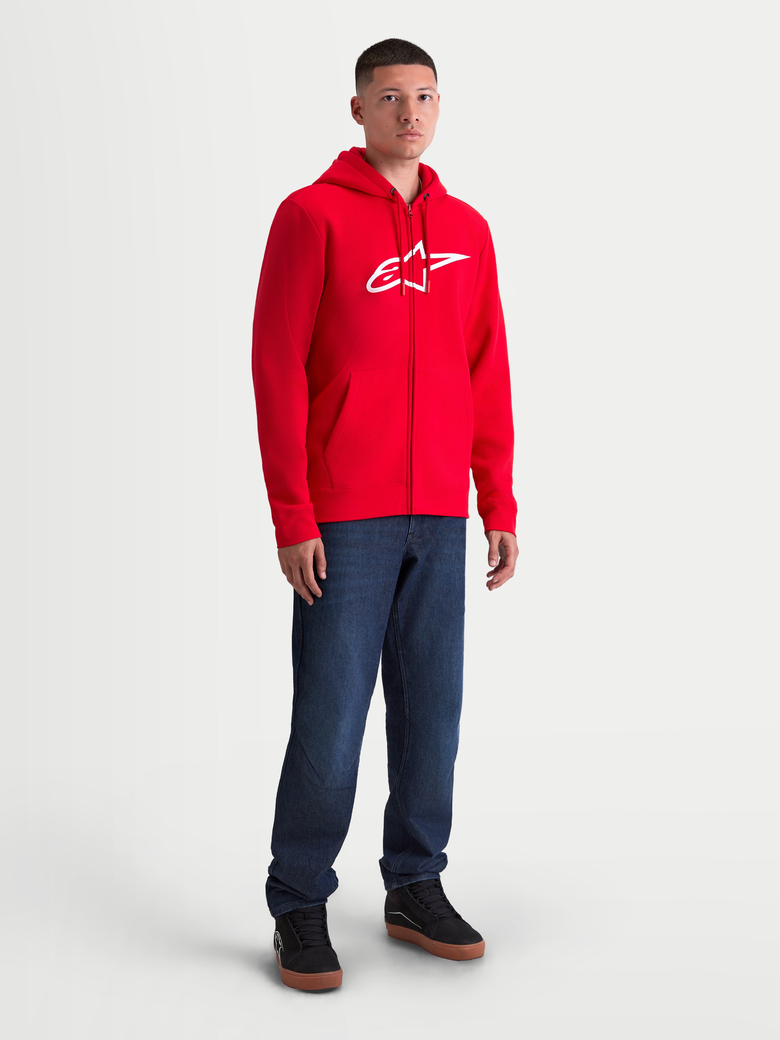Alpinestars Ageless Zip V3, sudadera con capucha de forro polar para hombre, roja con logotipo blanco en el pecho, cremallera frontal oculta, estilo motorsport casual