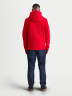 Alpinestars sudadera con capucha Ageless Zip V3, sudadera de forro polar rojo para hombre y mujer, vista trasera en modelo, diseño con capucha y bordes acanalados, ropa deportiva de estilo motorsport casual