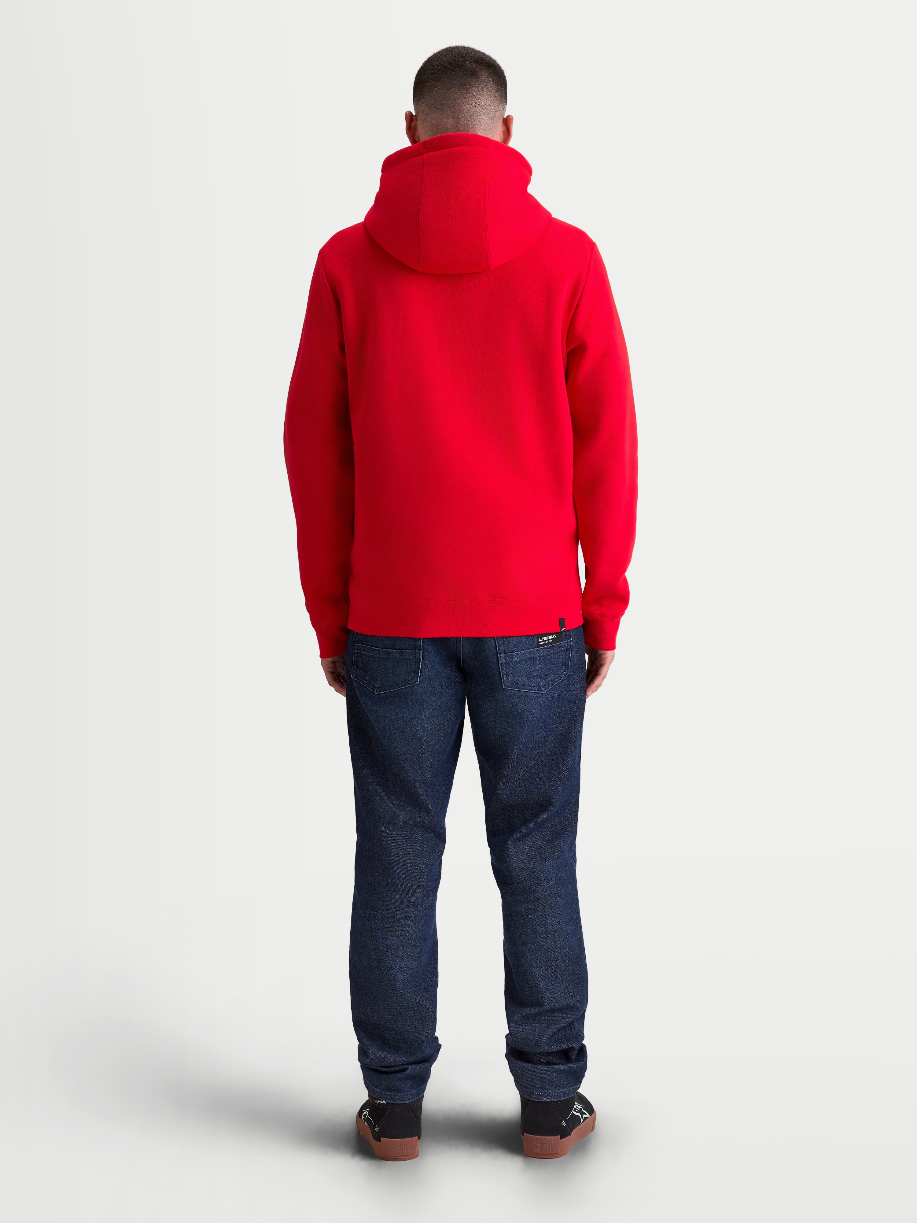Alpinestars sudadera con capucha Ageless Zip V3, sudadera de forro polar rojo para hombre y mujer, vista trasera en modelo, diseño con capucha y bordes acanalados, ropa deportiva de estilo motorsport casual