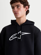Alpinestars Ageless V3, sudadera con capucha para hombre, negra y blanca, ropa deportiva de forro polar, logotipo bordado blanco en el pecho, cordones con puntas engomadas, vista de cerca en modelo.