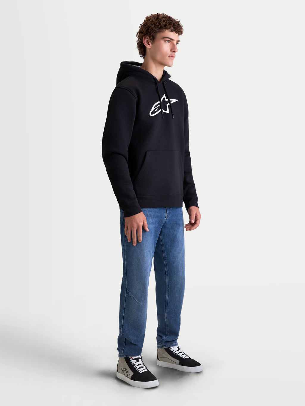 Alpinestars Sudadera con capucha Ageless V3, prenda de sportswear para hombre, negra y blanca, con logotipo blanco bordado en el pecho, forro polar suave, capucha con cordón y bolsillo tipo canguro. Estilo casual para aficionados al motorsport.