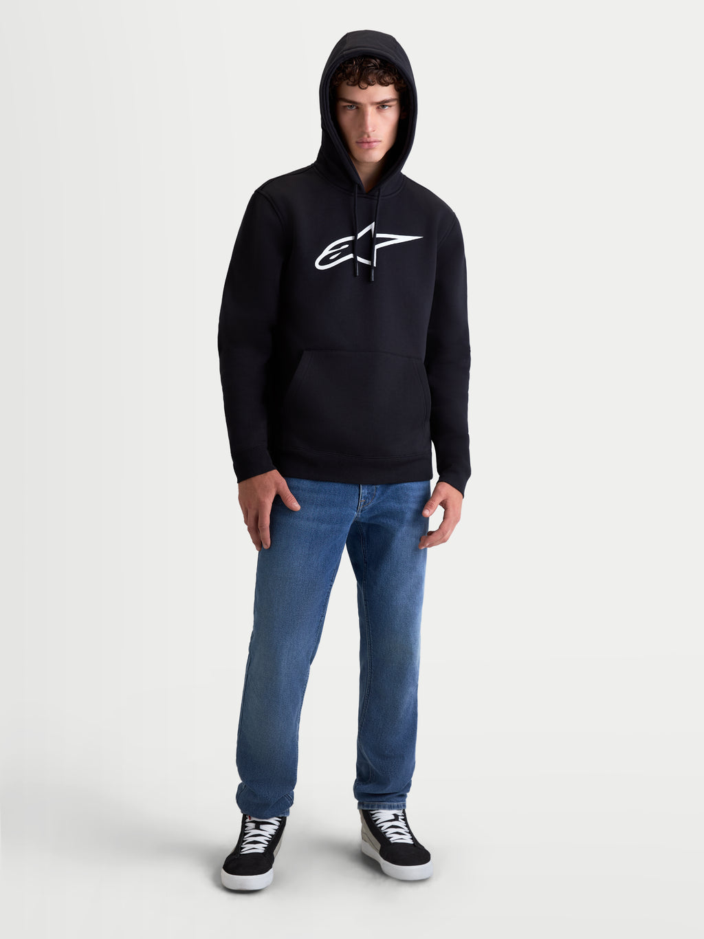 Alpinestars Ageless V3, sudadera con capucha de sportswear para hombre, negra y blanca, logotipo frontal bordado, capucha con forro y cordones, puños de canalé, construcción de forro polar suave para un estilo casual inspirado en el motorsport