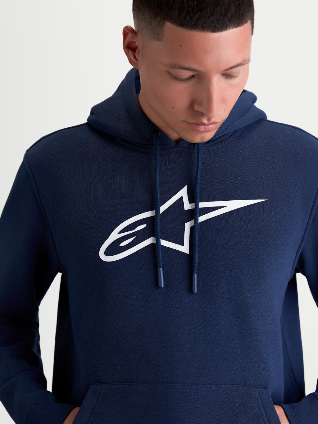 Alpinestars Sudadera con capucha Ageless V3, sudadera tipo pullover para hombre en azul marino y blanco, con gran logotipo Astars bordado en el pecho, capucha con cordones y construcción de forro polar para un estilo de vida casual de motorsport