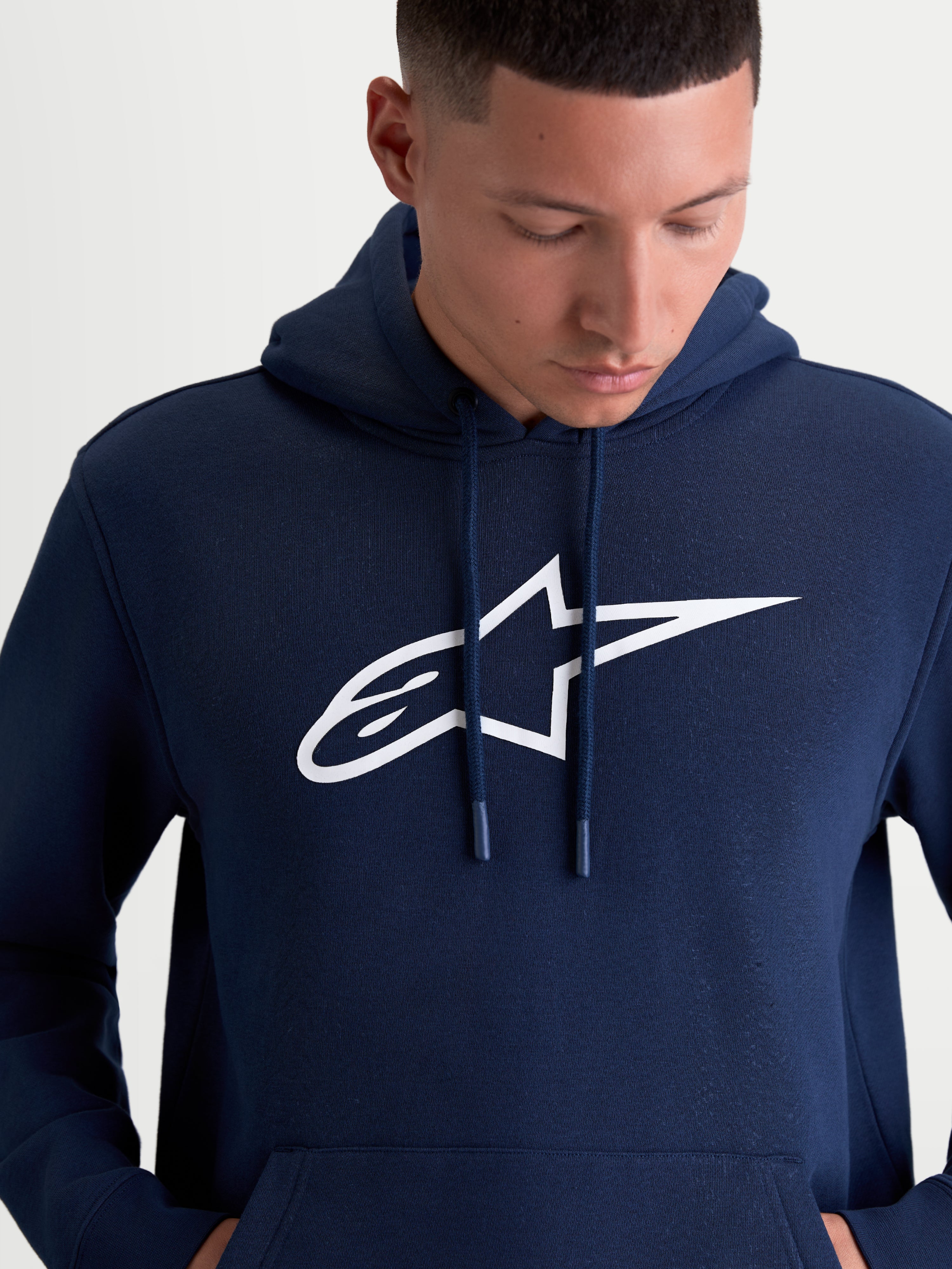 Alpinestars Sudadera con capucha Ageless V3, sudadera tipo pullover para hombre en azul marino y blanco, con gran logotipo Astars bordado en el pecho, capucha con cordones y construcción de forro polar para un estilo de vida casual de motorsport