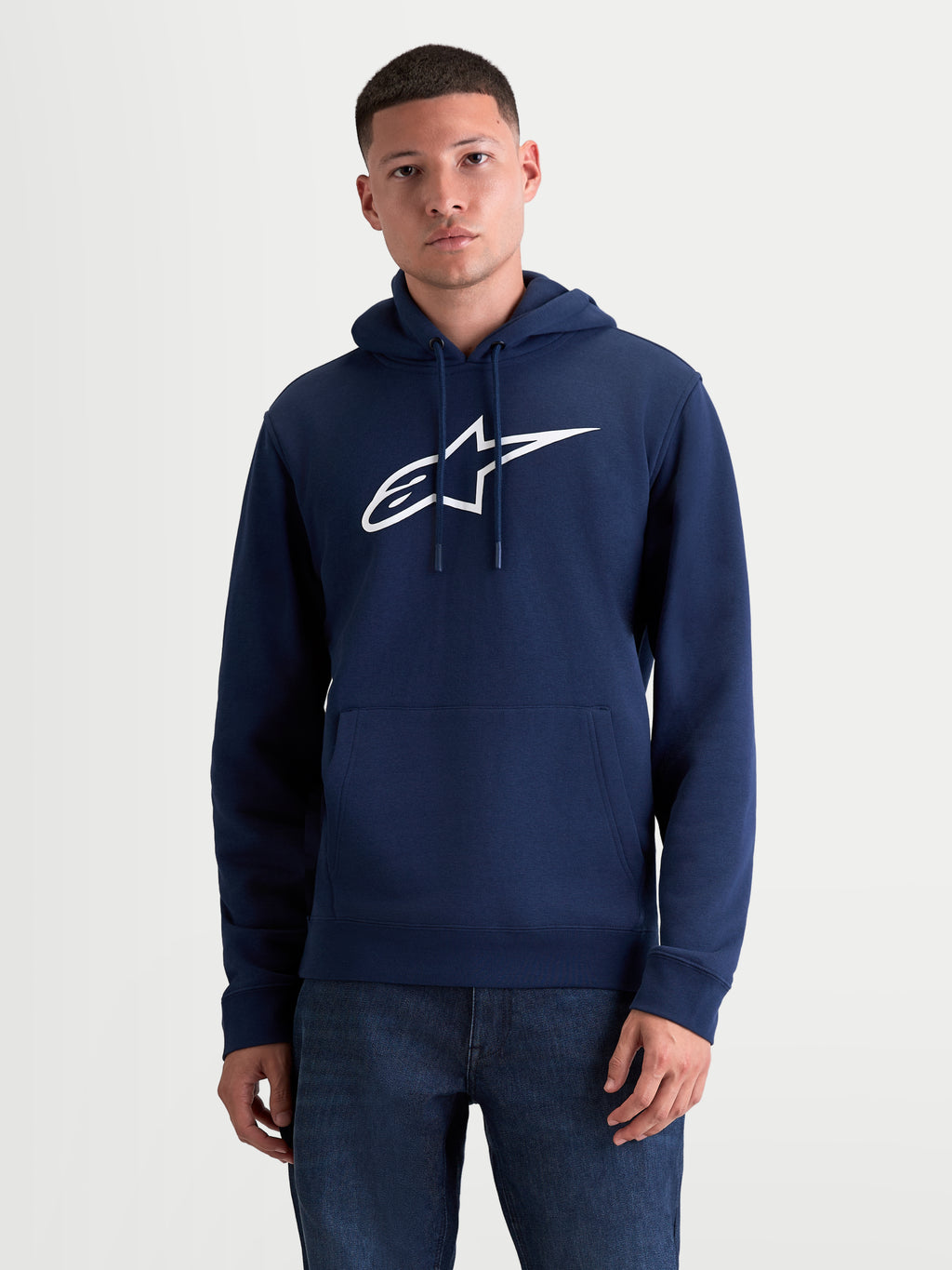Alpinestars Ageless V3, sudadera con capucha de forro polar para hombre y mujer, azul marino y blanca, con logotipo Alpinestars bordado grande, capucha con cordón ajustable y bolsillo frontal de tipo canguro, ropa deportiva