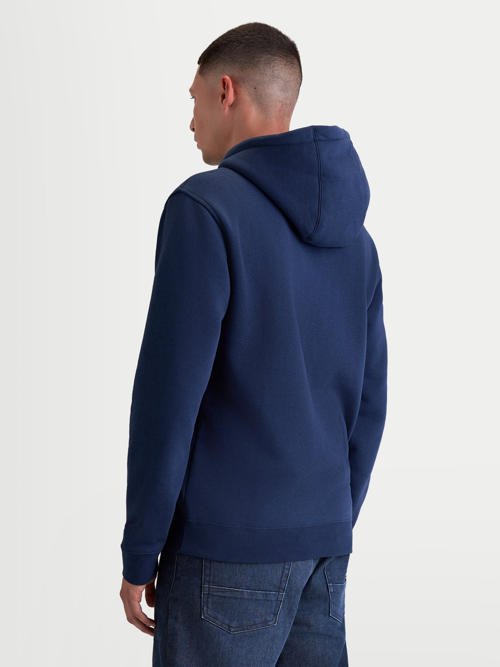 Alpinestars sudadera con capucha Ageless V3, ropa deportiva casual para hombre, azul marino, forro polar de algodón y poliéster reciclado, vista posterior en modelo con capucha forrada y detalles de canalé