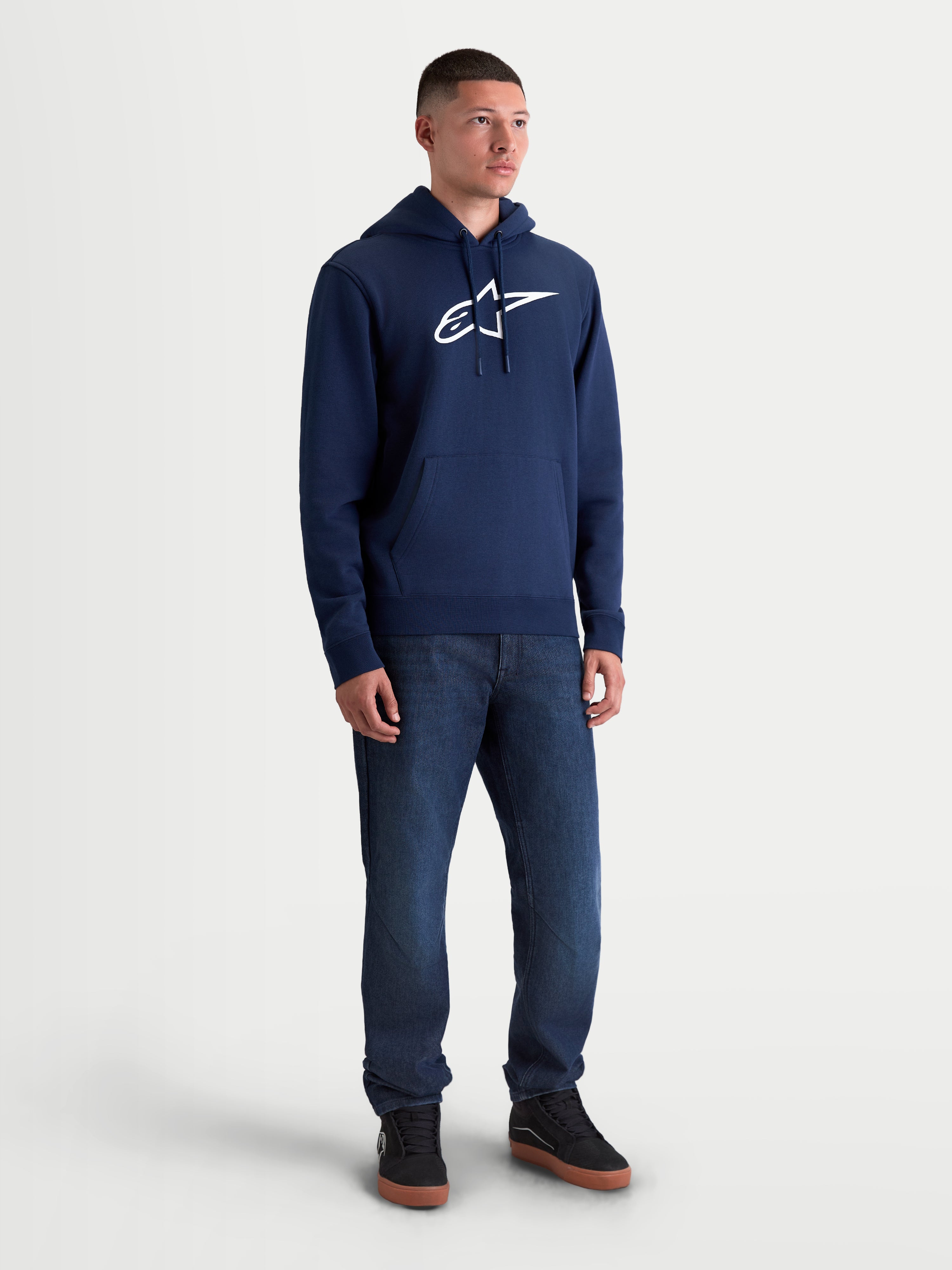 Alpinestars Sudadera con capucha Ageless V3, sudadera de forro polar para hombre, azul marino y blanca, con el logotipo de Alpinestars bordado en el pecho, capucha con cordón y bolsillo de canguro, ropa deportiva de estilo casual para seguidores del automovilismo.