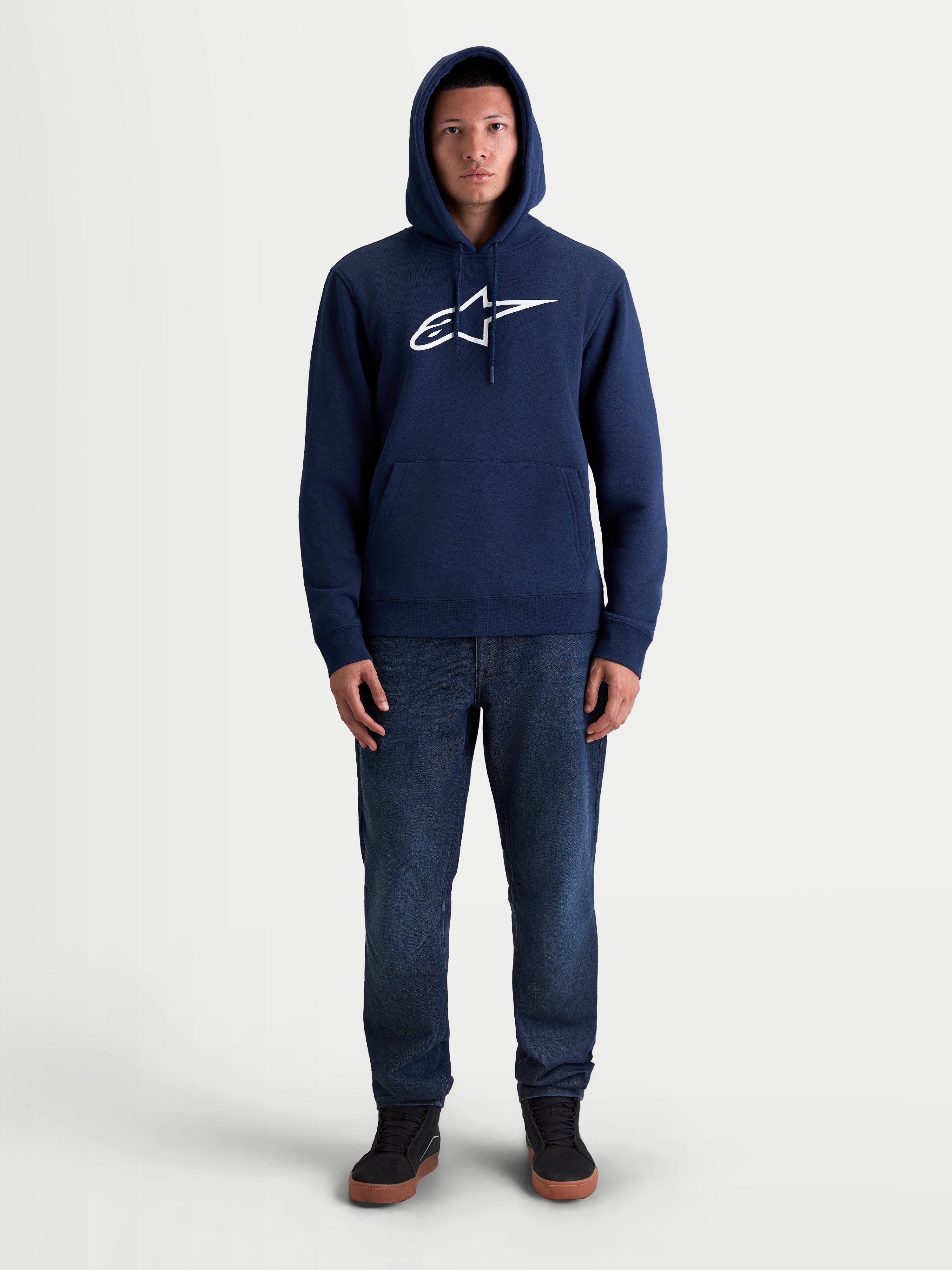 Alpinestars sudadera con capucha Ageless V3, sudadera de forro polar para uso casual y deportivo, azul marino y blanca, unisex, con logotipo Alpinestars bordado en el pecho, ropa de estilo motorsport, vista de cuerpo completo en modelo