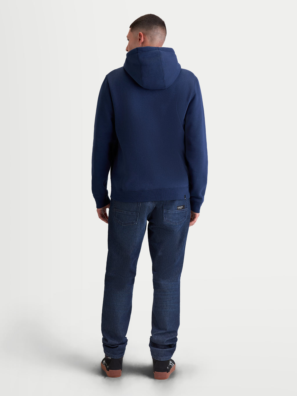 Alpinestars sudadera con capucha Ageless V3, ropa deportiva casual para hombre, azul marino, tejido de forro polar suave, vista posterior de cuerpo entero en modelo, estilo lifestyle inspirado en el motorsport.