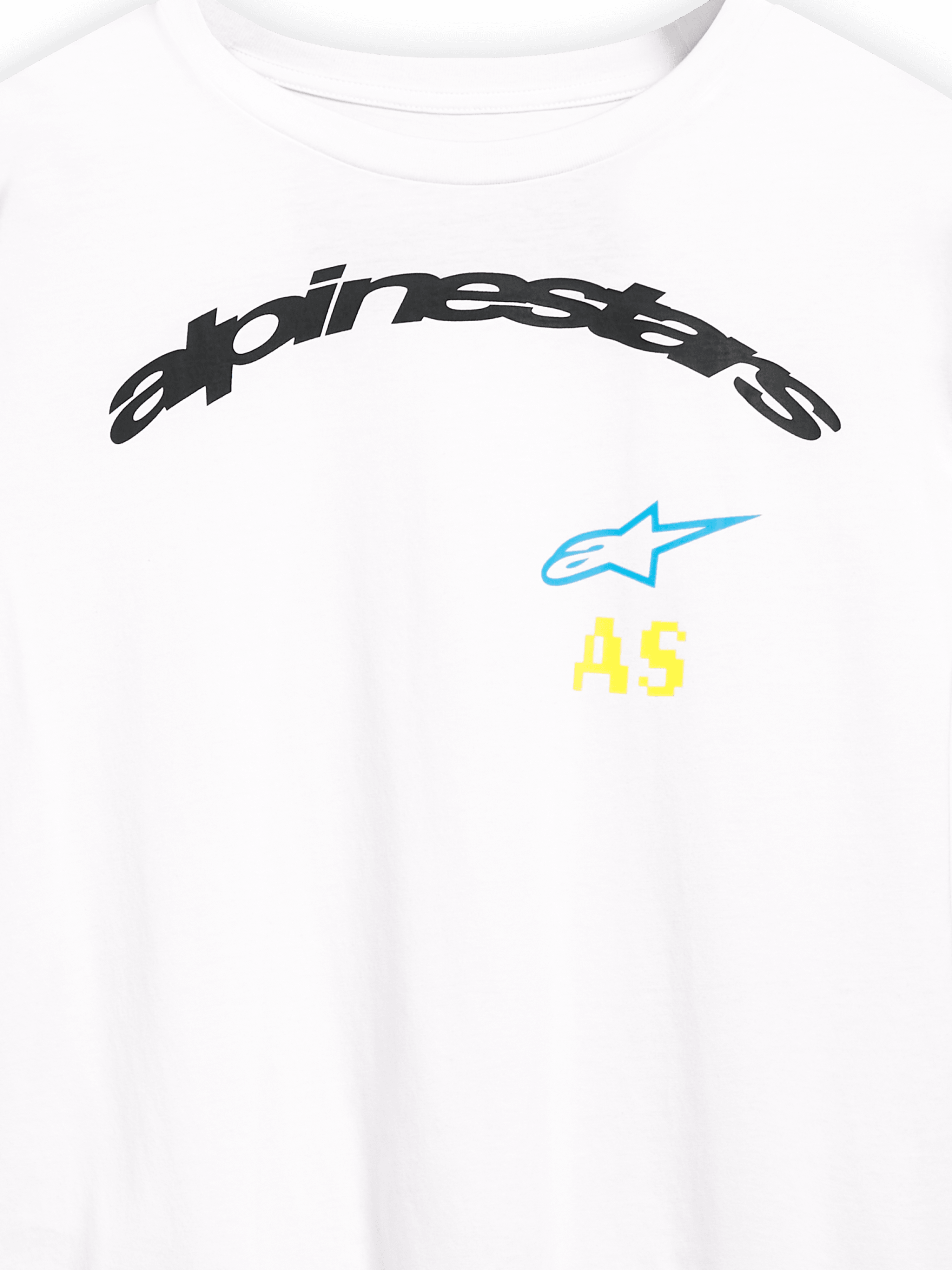 Camiseta de manga larga Alpinestars Brundo CSF, primer plano de los gráficos del pecho, blanca, logotipo de Alpinestars negro arqueado con estrella azul e iniciales AS amarillas, ropa deportiva casual