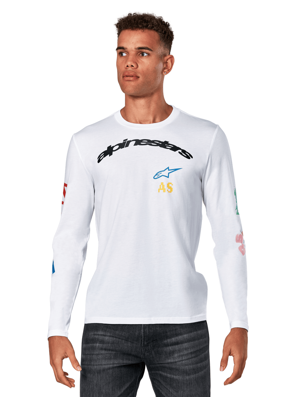 Camiseta de manga larga Alpinestars Brundo CSF, blanca, logotipo de Alpinestars negro arqueado con estrella azul e iniciales AS amarillas, estampados gráficos coloridos en las mangas, ropa urbana casual de estilo motorsport para hombre