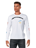 Camiseta de manga larga Alpinestars Brundo CSF, blanca, logotipo de Alpinestars negro arqueado con estrella azul e iniciales AS amarillas, estampados gráficos coloridos en las mangas, ropa urbana casual de estilo motorsport para hombre
