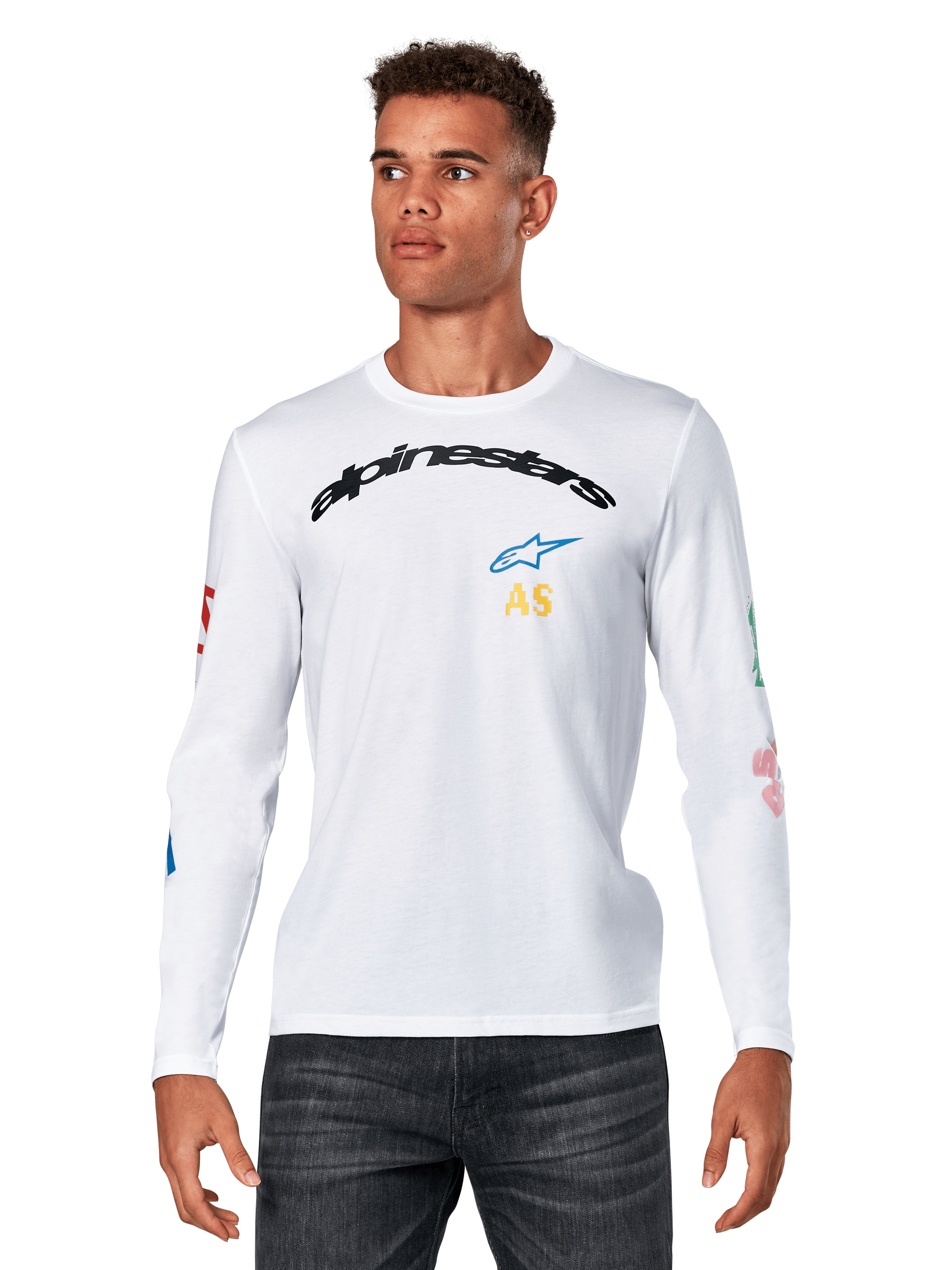 Camiseta de manga larga Alpinestars Brundo CSF, blanca, logotipo de Alpinestars negro arqueado con estrella azul e iniciales AS amarillas, estampados gráficos coloridos en las mangas, ropa urbana casual de estilo motorsport para hombre