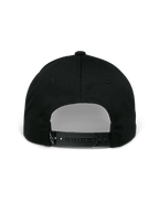 Gorra Alpinestars Profile, color negro, vista trasera que muestra el cierre ajustable tipo snapback, corona estructurada y pequeño logotipo bordado en blanco en la tira trasera, ropa deportiva casual