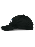 Gorra Alpinestars Profile, gorra snapback negra, vista de perfil lateral, corona estructurada con visera curva, logotipo de Alpinestars bordado, accesorio casual inspirado en el automovilismo
