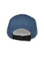 Gorra Alpinestars Peasy, gorra jockey de 5 paneles, azul, vista trasera que muestra la correa ajustable con hebilla de clip negra y la corona sin estructura, tejido de sarga, estilo streetwear casual inspirado en el automovilismo