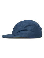 Alpinestars Peasy Hat, gorra tipo jockey de 5 paneles, azul, vista de perfil lateral, visera plana, corona sin estructura, tejido de sarga, accesorio casual inspirado en el automovilismo