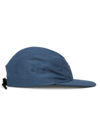 Alpinestars Peasy Hat, gorra jockey de 5 paneles, azul, vista lateral que muestra la visera plana y la corona sin estructura, tejido de sarga con ojales de ventilación, cierre de hebilla con clip, ropa deportiva casual