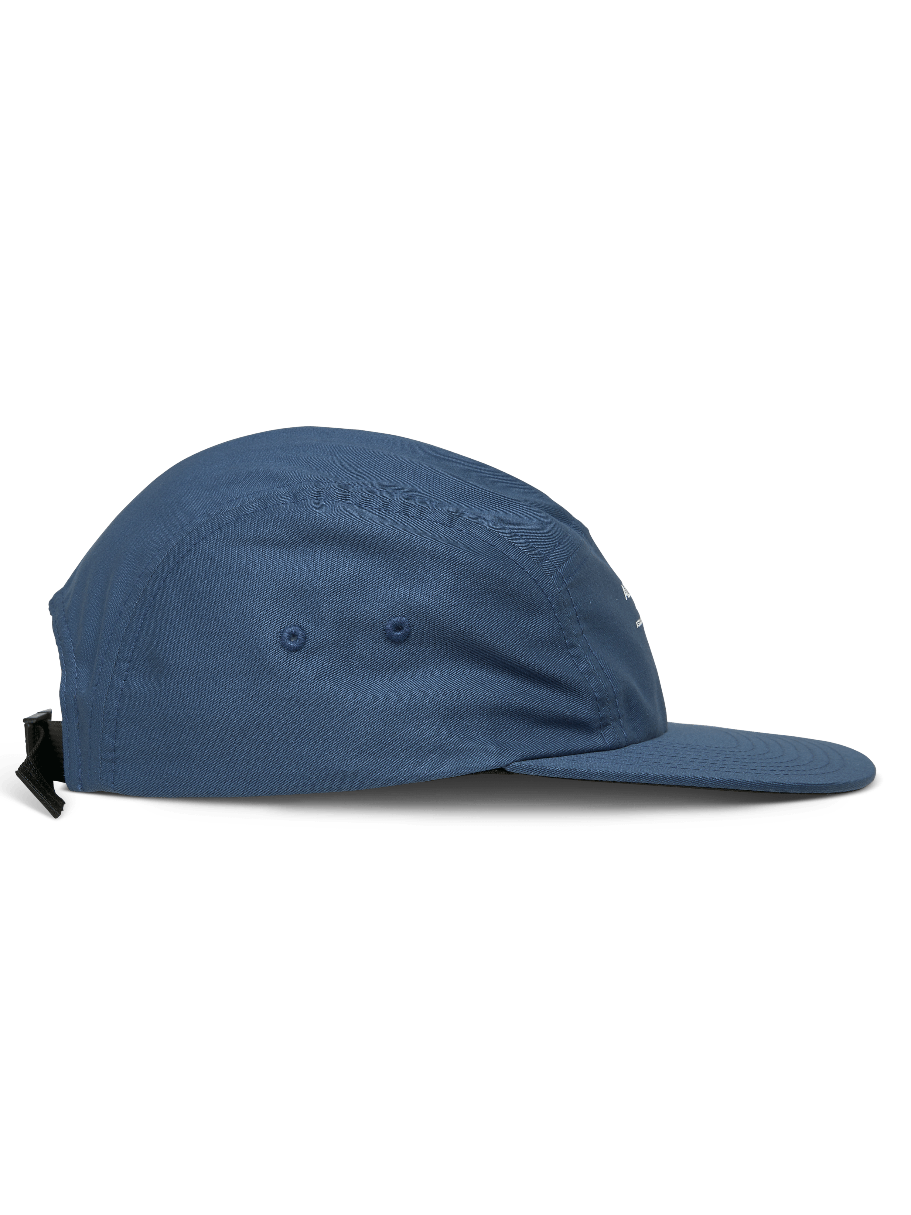 Alpinestars Peasy Hat, gorra jockey de 5 paneles, azul, vista lateral que muestra la visera plana y la corona sin estructura, tejido de sarga con ojales de ventilación, cierre de hebilla con clip, ropa deportiva casual