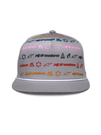 Alpinestars Glphy Hat, gorra gris de visera plana tipo snapback, corona estructurada con impresión horizontal de logotipos multicolores, ribete de cuerda blanca en la visera, gorra casual inspirada en el automovilismo
