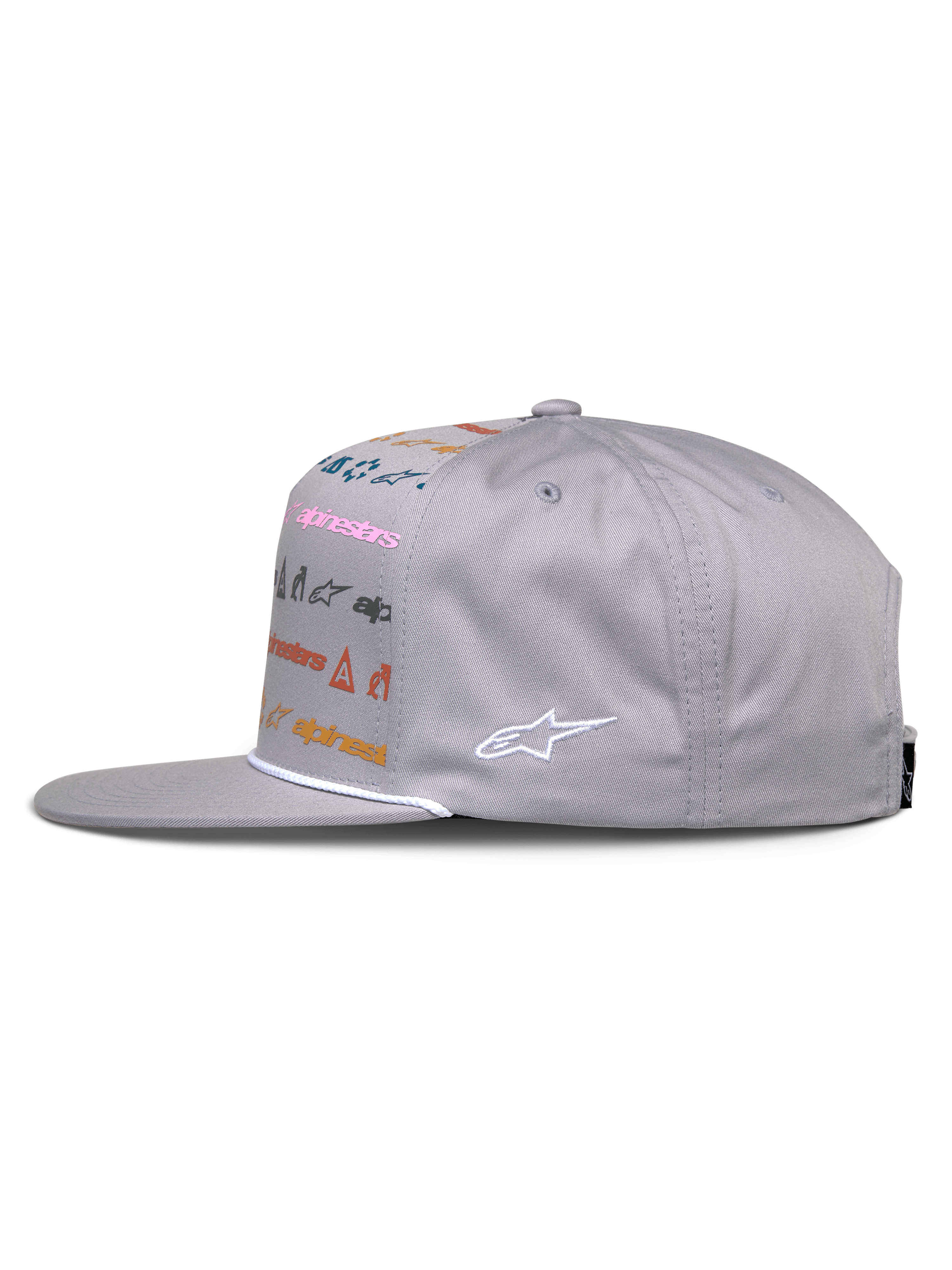 Gorra Glphy de Alpinestars, gorra snapback gris, vista lateral, visera plana con ribete de cuerda blanca, con impresión de logotipos multicolor en la parte frontal y logotipo bordado blanco en el lateral, estilo urbano motorsport casual