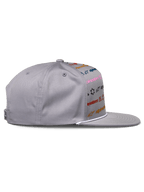 Gorra Alpinestars Glphy, gris, snapback de visera plana con estampado de logotipos multicolores, ribete de cuerda blanca en la visera, corona estructurada, accesorio casual inspirado en el automovilismo