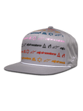 Alpinestars Glphy Hat, gorra gris de visera plana, diseño con estampado de múltiples logotipos coloridos en rosa, azul, rojo y naranja, detalle de cordón blanco sobre la visera, corona estructurada con logotipo de estrella bordado en el lateral