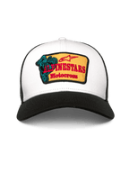 Gorra Trucker Hardware de Alpinestars, gorra tipo trucker, blanca y negra, con parche bordado amarillo con texto Alpinestars Motocross en rojo y gráfico verde azulado, visera curva y parte trasera de malla transpirable, accesorio casual inspirado en el automovilismo