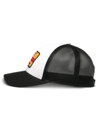 Gorra Trucker Hardware de Alpinestars, blanca y negra, vista de perfil lateral, panel frontal de sarga blanca con parche bordado amarillo y rojo, parte trasera de malla negra, visera curva negra, gorra casual de estilo motorsport