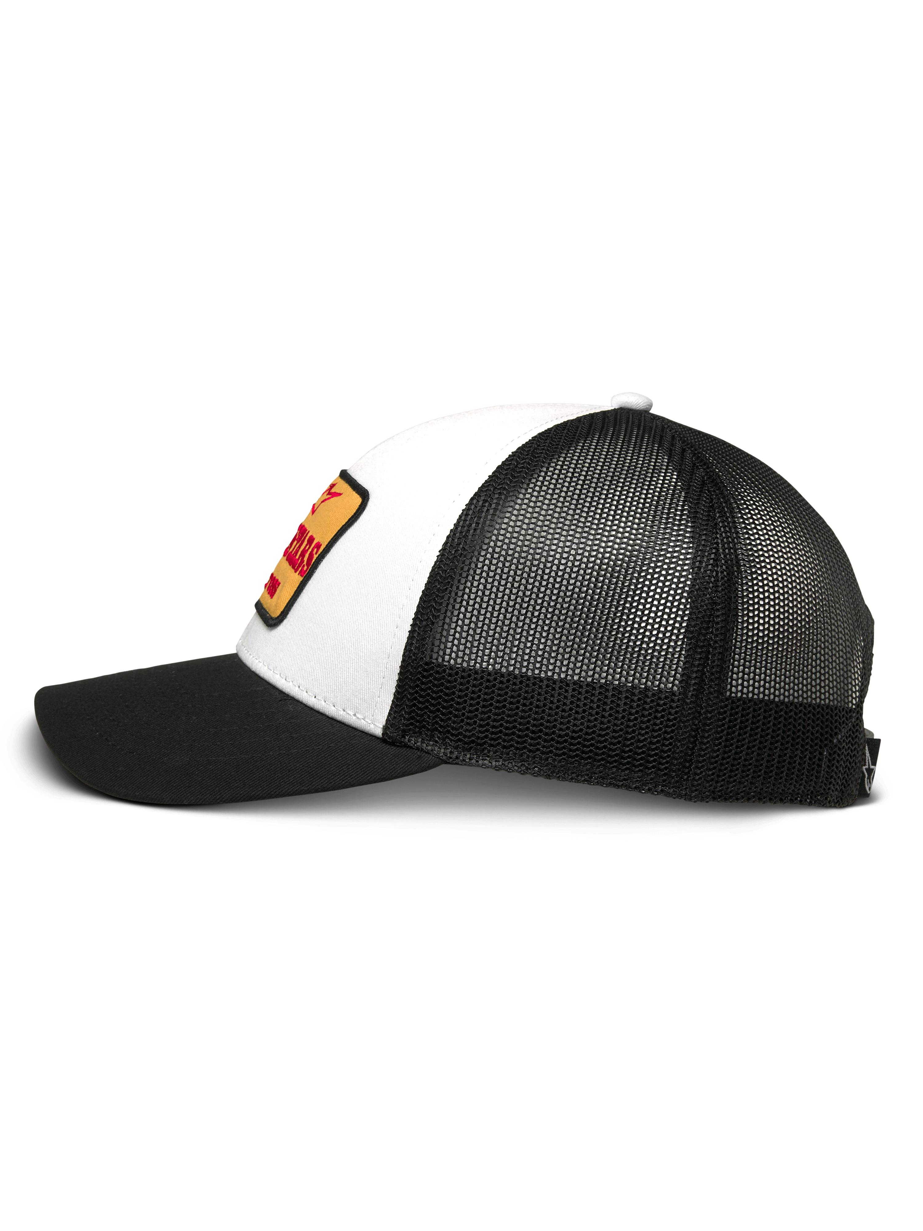 Gorra Trucker Hardware de Alpinestars, blanca y negra, vista de perfil lateral, panel frontal de sarga blanca con parche bordado amarillo y rojo, parte trasera de malla negra, visera curva negra, gorra casual de estilo motorsport