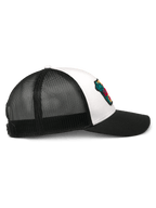 Alpinestars Hardware Trucker Hat, blanco y negro, vista de perfil lateral, con visera negra curva, panel frontal de sarga blanca con un parche bordado colorido y parte trasera de malla negra transpirable, accesorio casual de automovilismo
