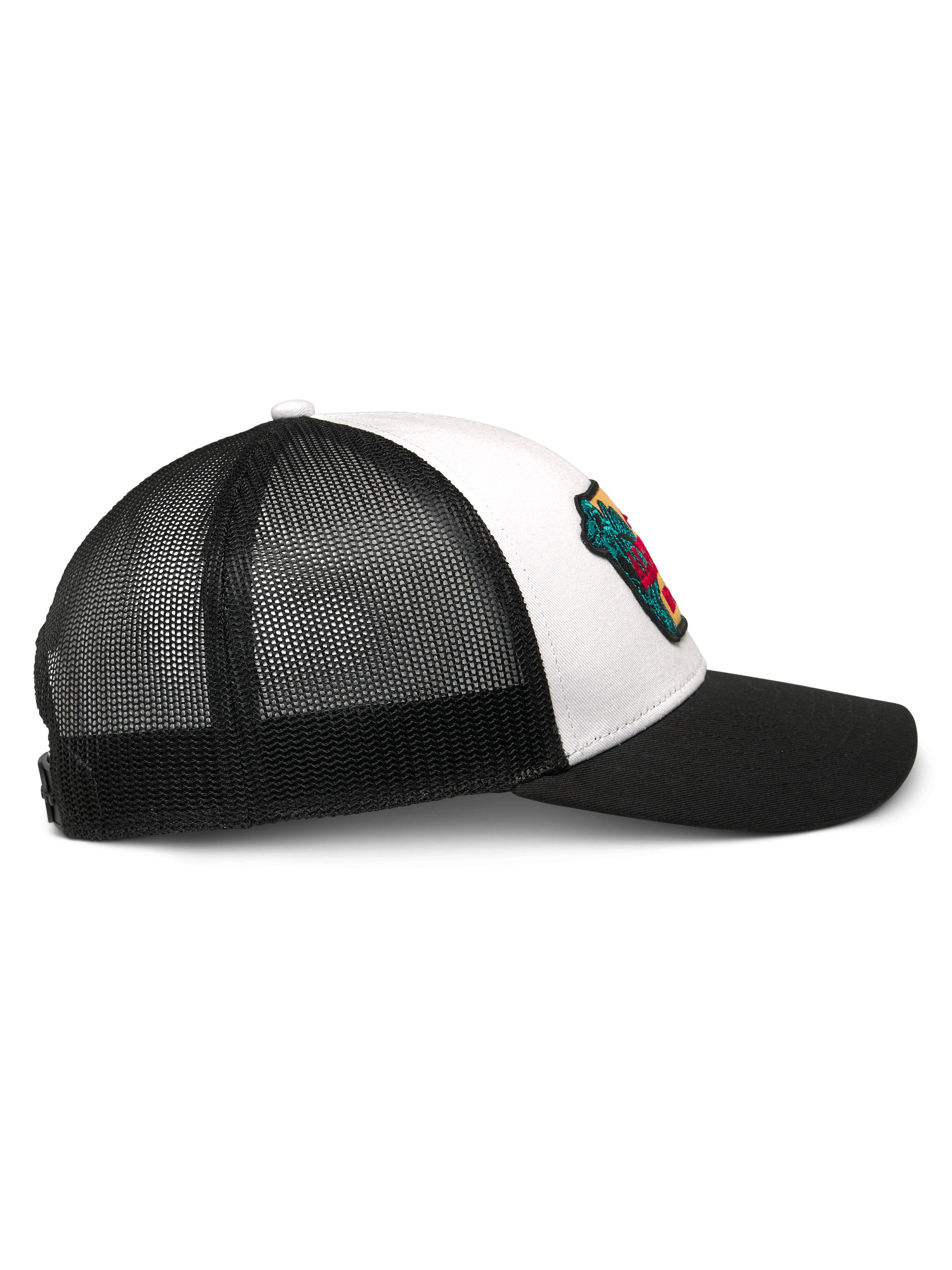Alpinestars Hardware Trucker Hat, blanco y negro, vista de perfil lateral, con visera negra curva, panel frontal de sarga blanca con un parche bordado colorido y parte trasera de malla negra transpirable, accesorio casual de automovilismo