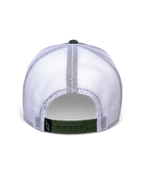 Alpinestars Hardware Trucker Hat en Military White, vista trasera con paneles de malla blanca y cierre ajustable verde oliva, pequeña etiqueta con el logo A-star en negro, accesorio informal de inspiración motorsport