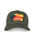 Gorra Trucker Alpinestars Hardware, gorra tipo trucker en verde oliva y blanco, corona estructurada con visera curva, parche frontal bordado en amarillo con marca Alpinestars Motocross en rojo y gráfico de piloto en verde azulado, estilo casual de motor