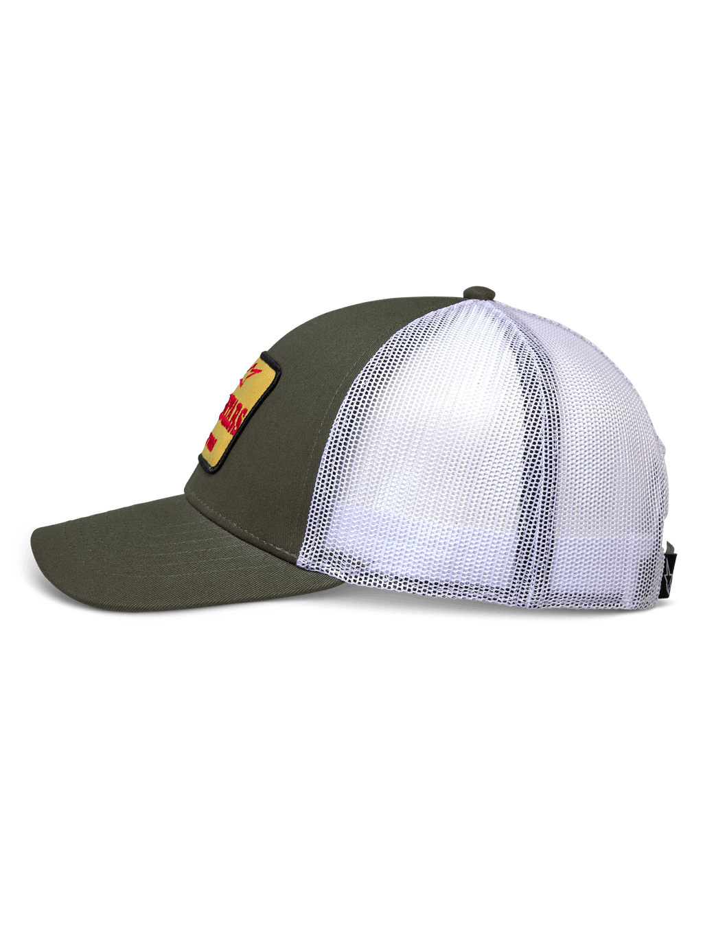 Gorra Trucker Hardware de Alpinestars, vista lateral, parte frontal de sarga verde militar y parte trasera de malla blanca, parche bordado amarillo con logo en rojo, corona estructurada con visera curva, ropa deportiva casual de automovilismo
