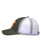 Gorra Trucker Hardware de Alpinestars, vista lateral, parte frontal de sarga verde militar y parte trasera de malla blanca, parche bordado amarillo con logo en rojo, corona estructurada con visera curva, ropa deportiva casual de automovilismo