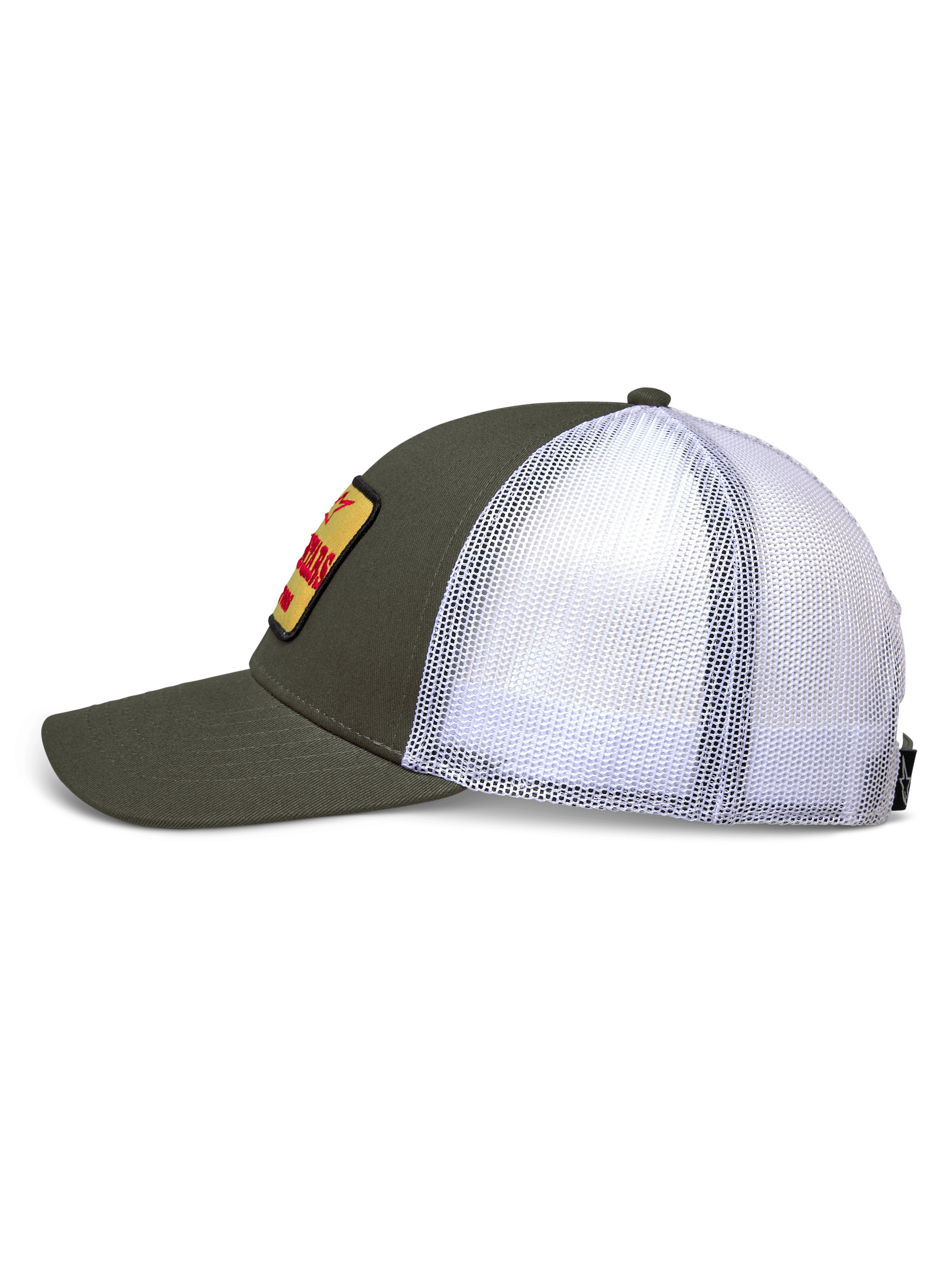 Gorra Trucker Hardware de Alpinestars, vista lateral, parte frontal de sarga verde militar y parte trasera de malla blanca, parche bordado amarillo con logo en rojo, corona estructurada con visera curva, ropa deportiva casual de automovilismo