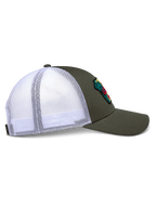 Gorra Trucker Hardware de Alpinestars, vista de perfil lateral, verde militar con parte trasera de malla blanca, visera curva y corona estructurada, con parche bordado, accesorio casual inspirado en el automovilismo