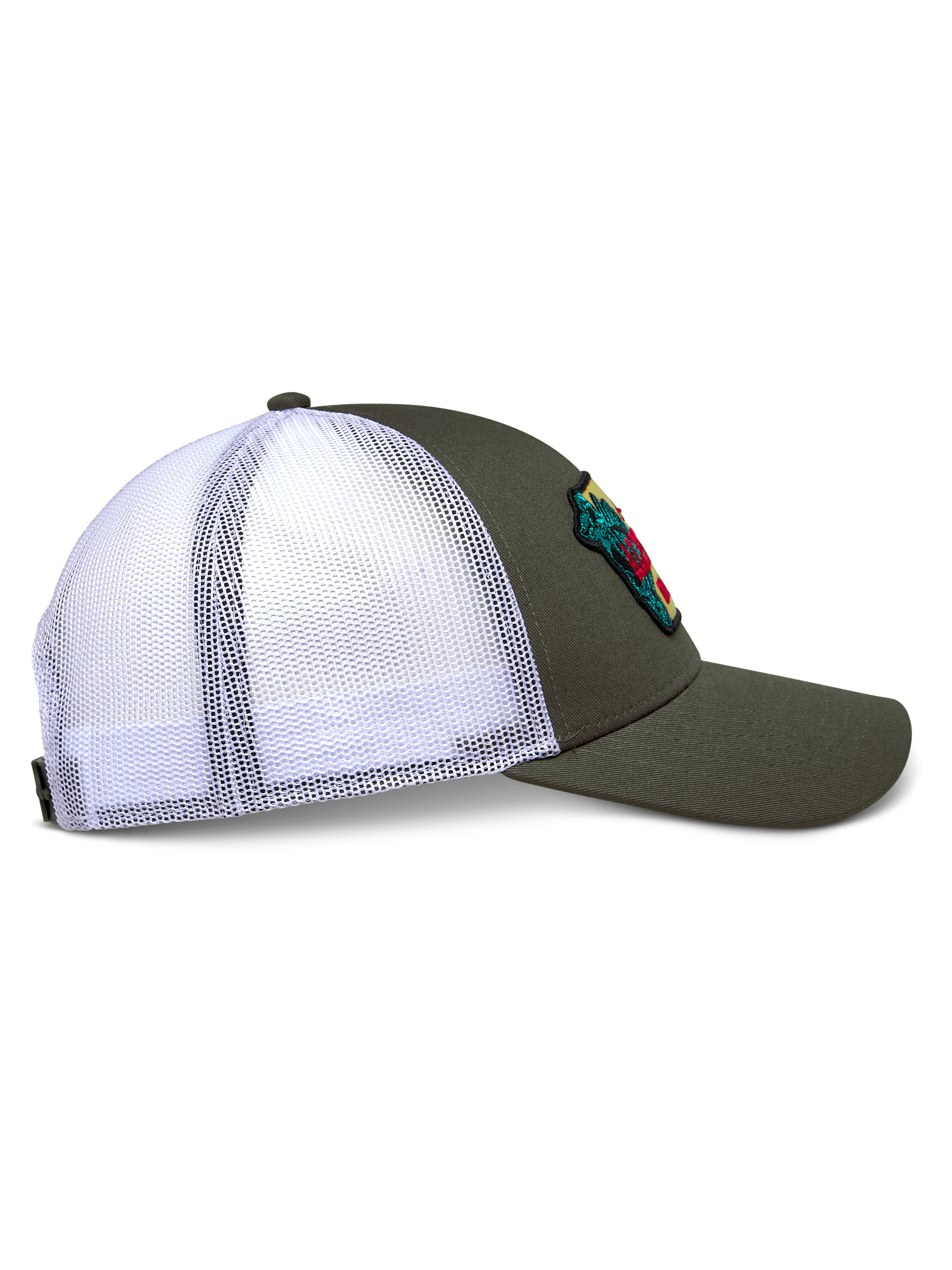 Gorra Trucker Hardware de Alpinestars, vista de perfil lateral, verde militar con parte trasera de malla blanca, visera curva y corona estructurada, con parche bordado, accesorio casual inspirado en el automovilismo