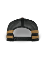Gorra Trucker Backline de Alpinestars, vista trasera, malla de poliéster negra con franjas laterales color mostaza, cierre ajustable snapback negro, accesorio casual inspirado en el automovilismo