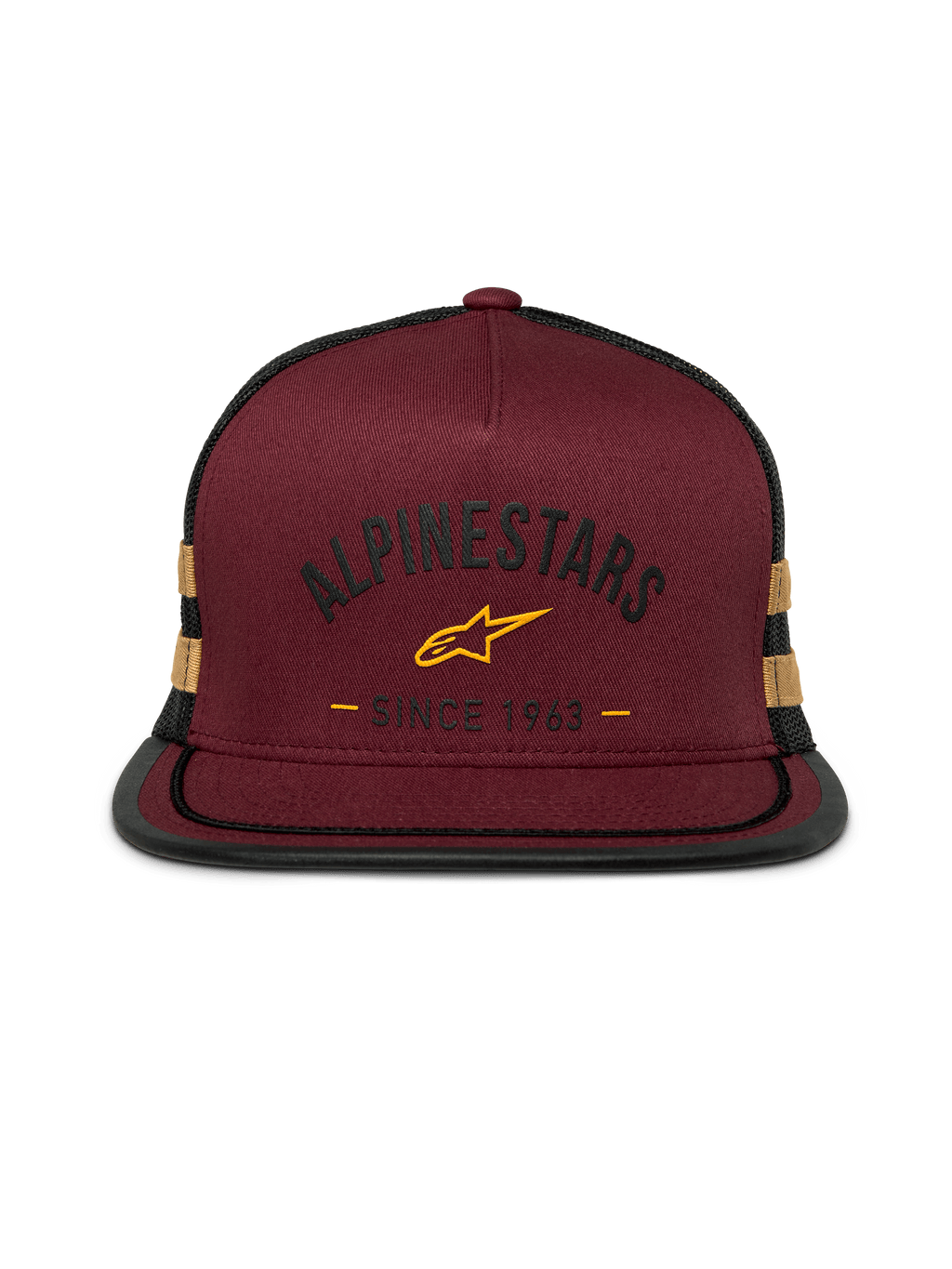 Gorra Trucker Alpinestars Backline, visera plana con cierre snapback, frontal de sarga rojo ladrillo con malla trasera negra, logotipo y franjas laterales en amarillo mostaza, copa estructurada con ribete de sutache en la visera, estilo casual motorsport streetwear