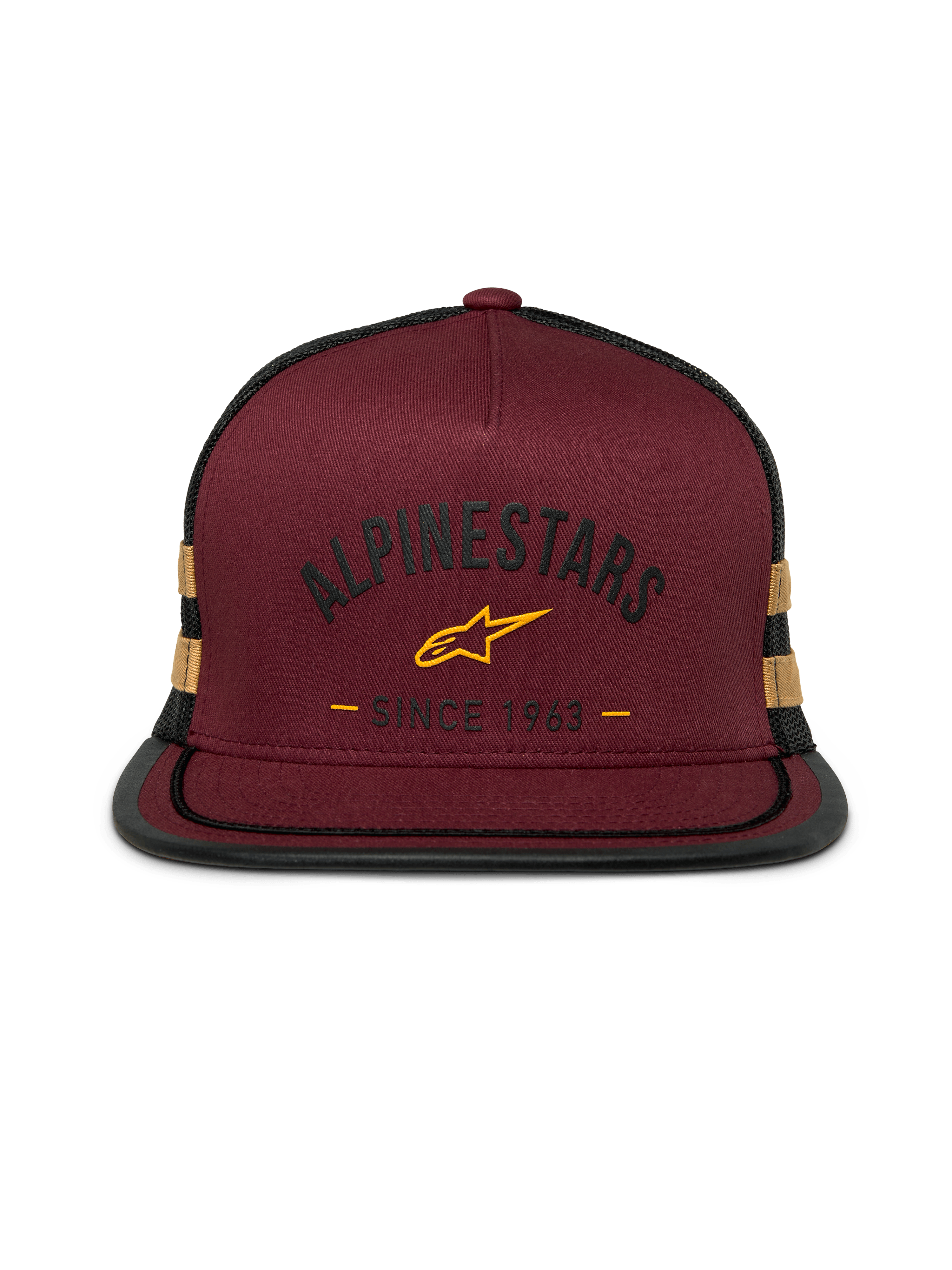 Gorra Trucker Alpinestars Backline, visera plana con cierre snapback, frontal de sarga rojo ladrillo con malla trasera negra, logotipo y franjas laterales en amarillo mostaza, copa estructurada con ribete de sutache en la visera, estilo casual motorsport streetwear