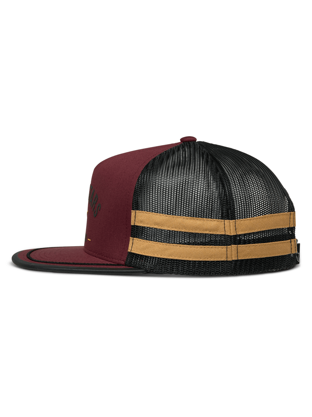 Gorra Trucker Alpinestars Backline, vista de perfil lateral, colores granate, negro y mostaza, frontal de sarga granate con panel trasero de malla negra, con franjas horizontales mostaza en el lateral, visera plana con ribete negro, gorra snapback casual de inspiración motorsport