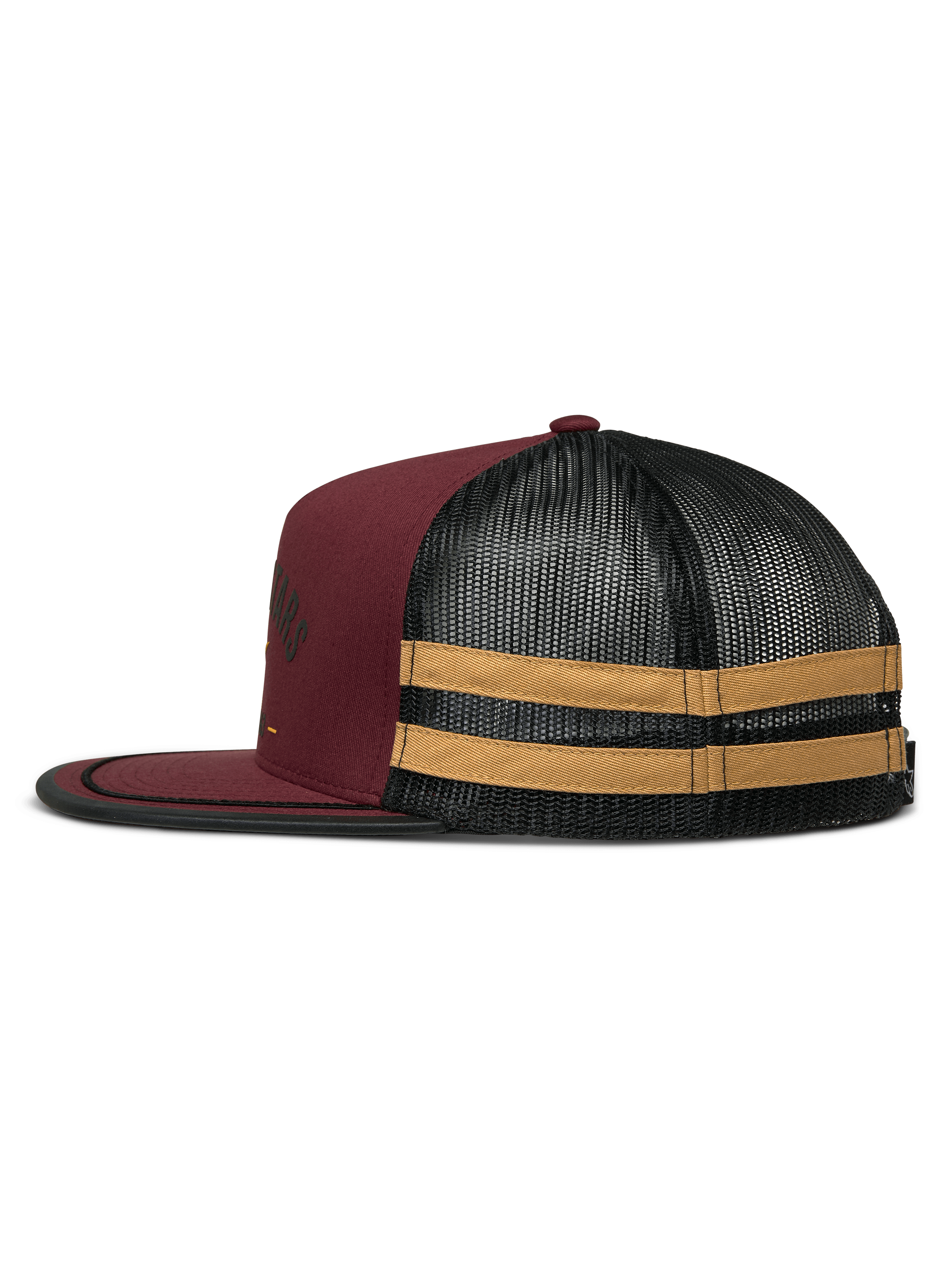 Gorra Trucker Alpinestars Backline, vista de perfil lateral, colores granate, negro y mostaza, frontal de sarga granate con panel trasero de malla negra, con franjas horizontales mostaza en el lateral, visera plana con ribete negro, gorra snapback casual de inspiración motorsport