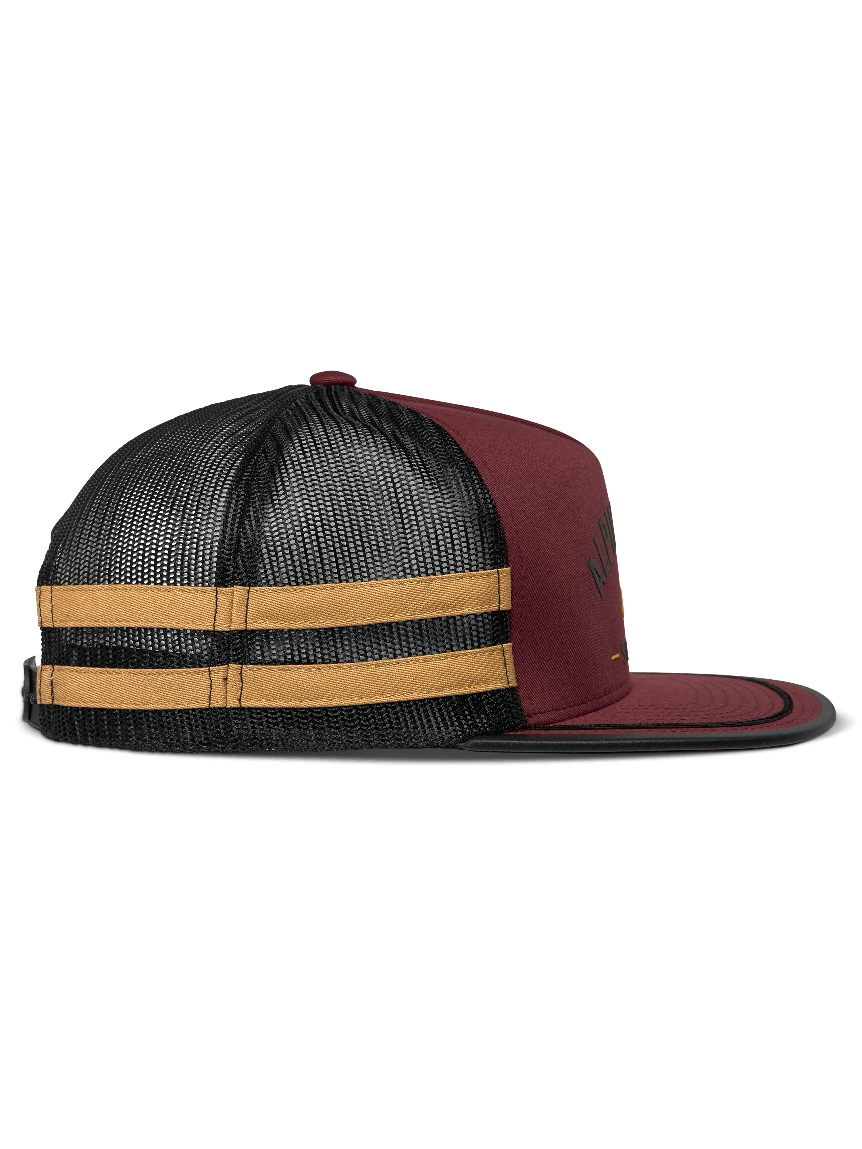 Gorra Trucker Alpinestars Backline, color ladrillo, negro y mostaza, vista de perfil lateral, frontal de sarga rojo oscuro con malla trasera negra y franjas laterales amarillas, visera plana con ribete de sutache negro, accesorio casual inspirado en el automovilismo