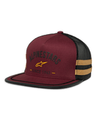 Alpinestars Backline Trucker Hat, gorra de malla en color granate y negro, logo de estrella amarilla y gráfico de herencia 'Since 1963', corona estructurada con visera plana y franjas laterales amarillo mostaza
